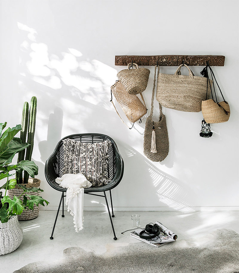 Patère en bois et panier en fibre naturelle par Indie Home Collective