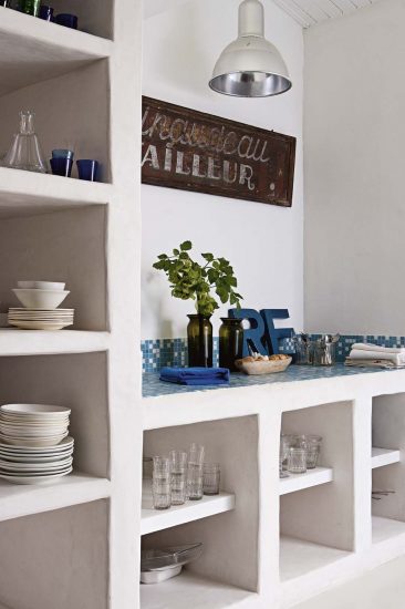 Cuisine d'inspiration grecque blanc et bleu pour cette maison sur l'île de Ré