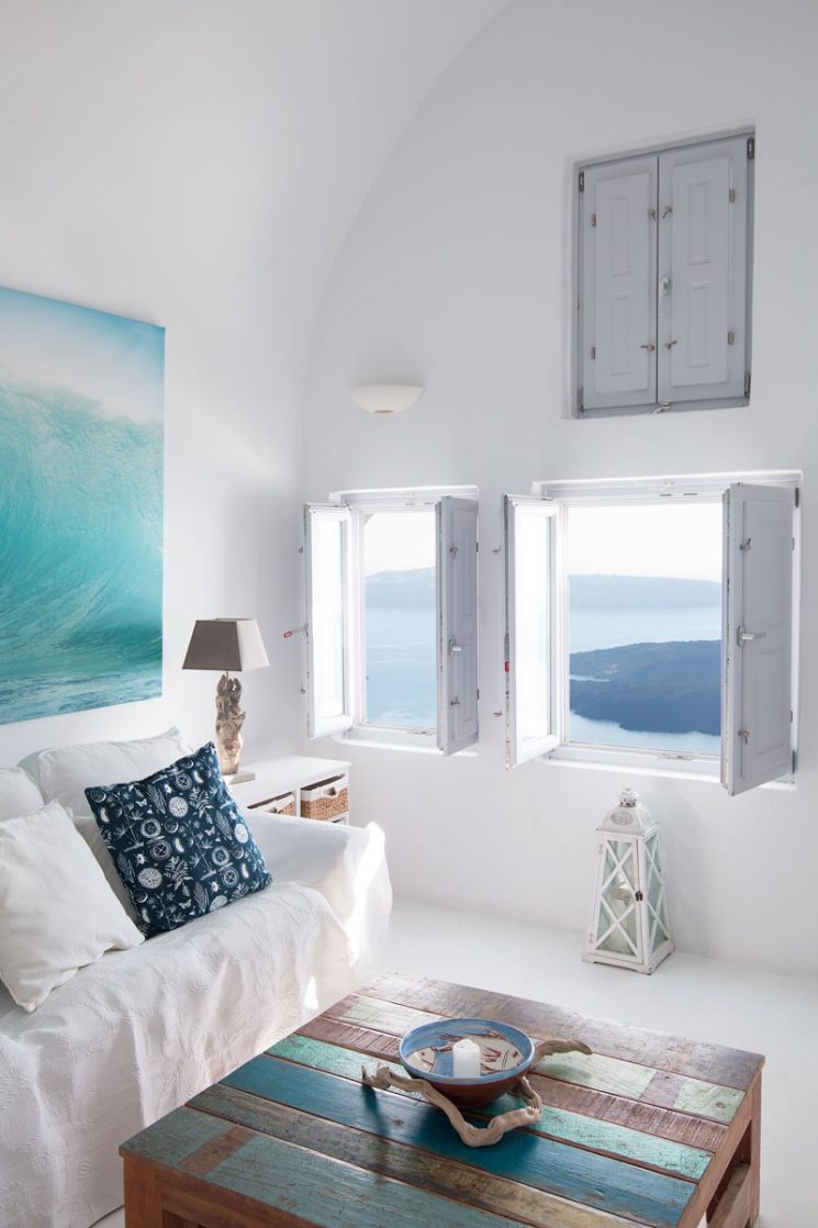 En blanc et bleu sous le soleil exactement || Villa Gaia sur l'île de Santorin en Grèce