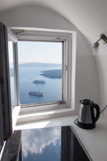 En blanc et bleu sous le soleil exactement || Villa Gaia sur l'île de Santorin en Grèce