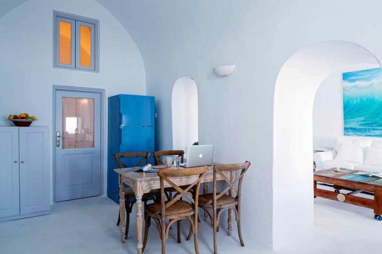 En blanc et bleu sous le soleil exactement || Villa Gaia sur l'île de Santorin en Grèce