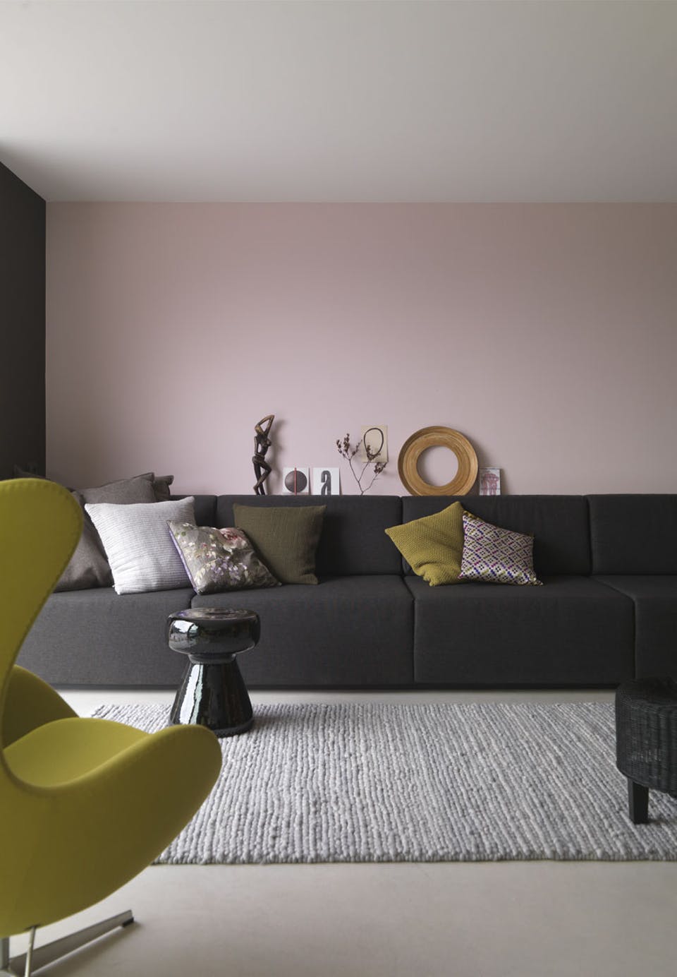 Combo rose et jaune sur la déco || Du gris, du rose et du jaune pour ce salon design contemporain