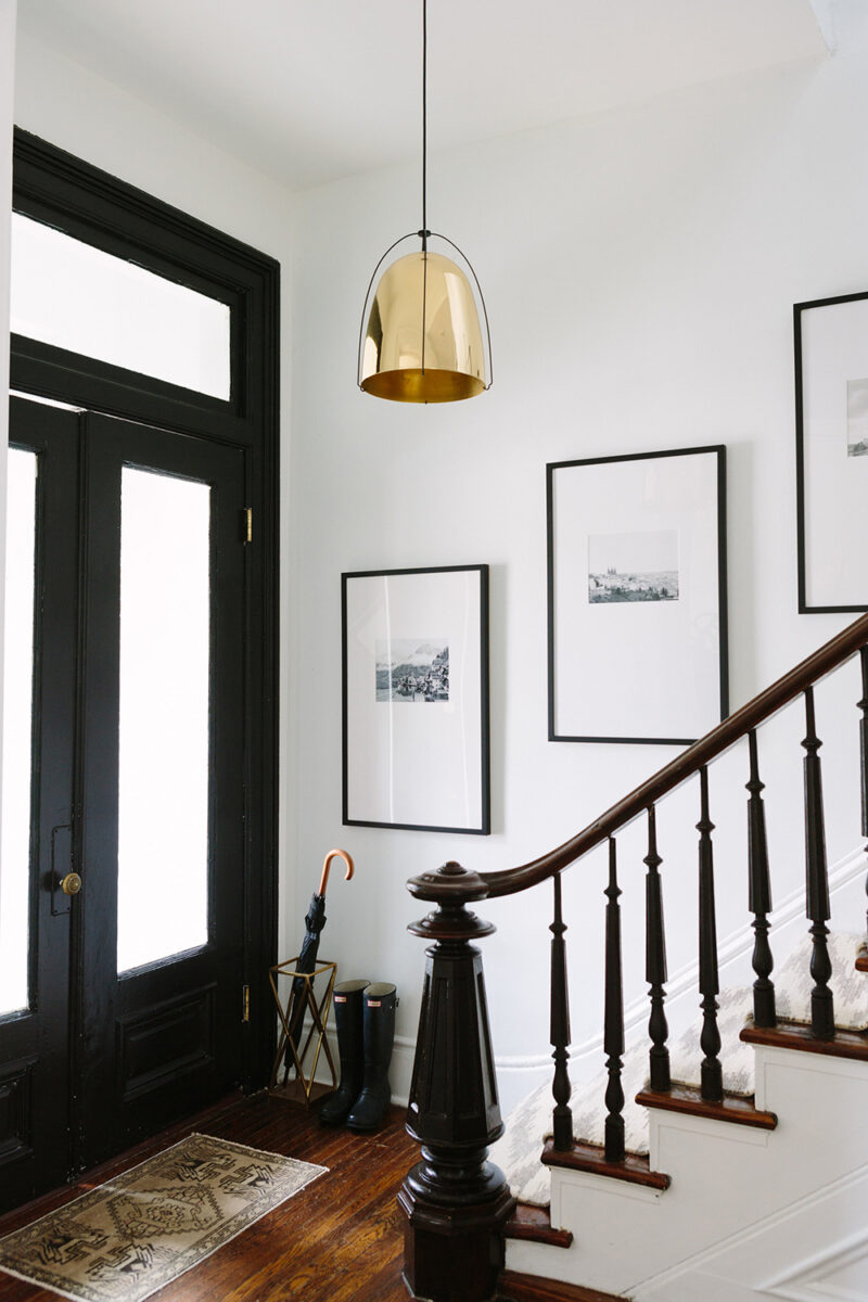 Entrée avec escalier, rénovée de façon moderne en noir et blanc || La maison d'Alaina Kaczmarski à Chicago