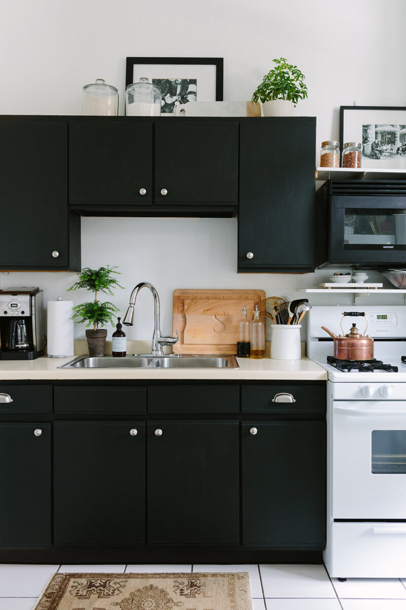 Cuisine en noir et blanc || La maison d'Alaina Kaczmarski à Chicago