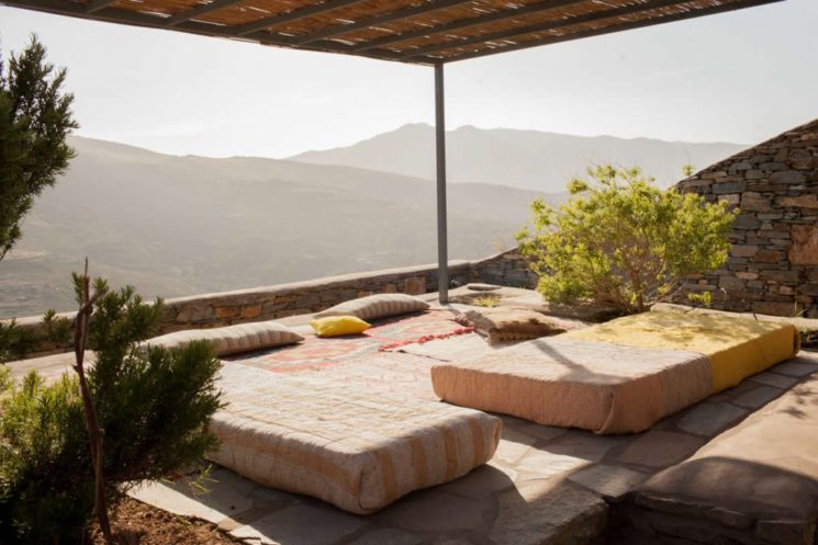 Combo rose et jaune sur la déco || Bergerie de Tinos, chambre d'hôtes