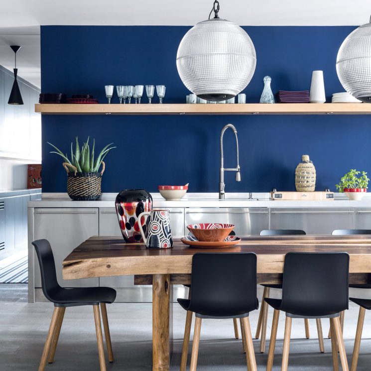 Un mur bleu roi pour le fond de la cuisine dans un esprit vacances Un mur bleu roi pour le fond de la cuisine dans un esprit vacances