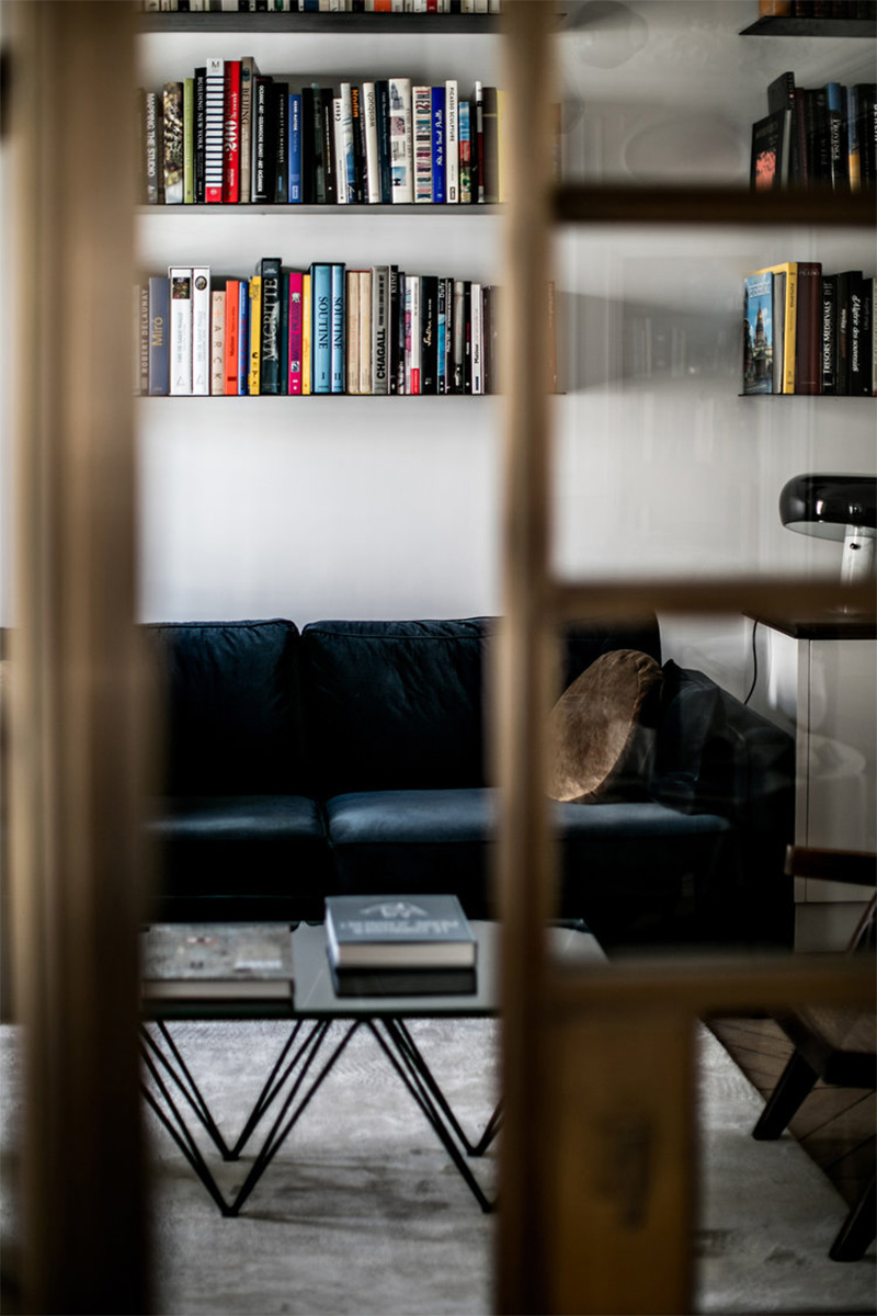 Un appartement haussmannien rénové par Jean-Charles Tomas au léger accent fifties