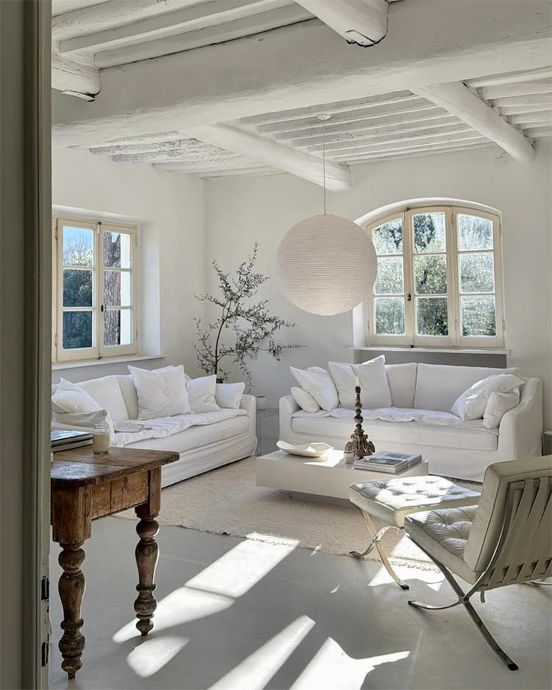 La maison de style nordique de @janet_parrella_vandenberg en Toscane La maison de style nordique de @janet_parrella_vandenberg en Toscane