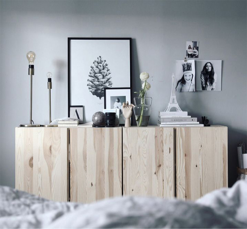 La maison de la suédoise Anna Kubel - Chambre grise avec meuble IKEA bois La maison de la suédoise Anna Kubel - Chambre grise avec meuble IKEA bois