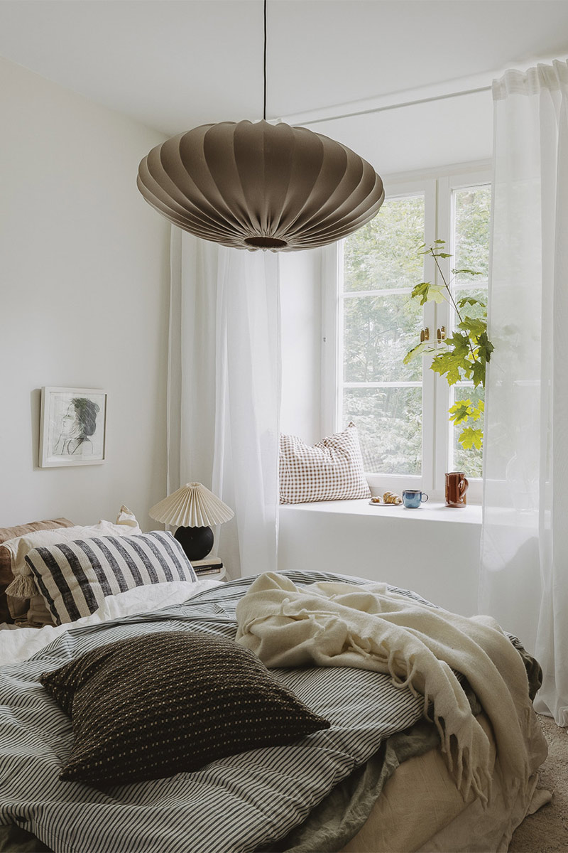 Une chambre cocooning qui multiplie les couches sur le lit : couette, coussins, édredon... Une chambre cocooning qui multiplie les couches sur le lit : couette, coussins, édredon...