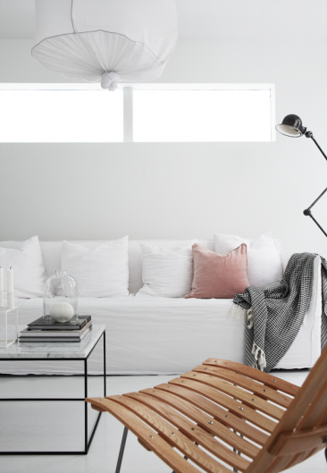 Un canapé en lin blanc pour un décor scandinave minimaliste