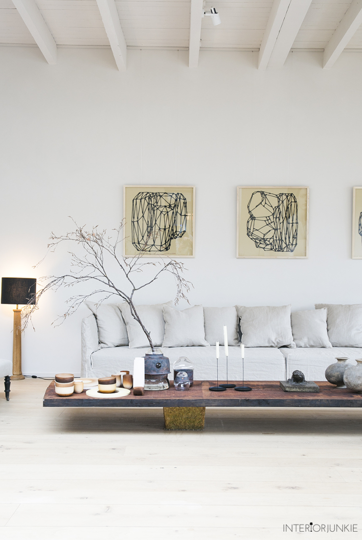 The Loft, Amsterdam et son grand canapé en lin blanc pour une ambiance wabi sabi design