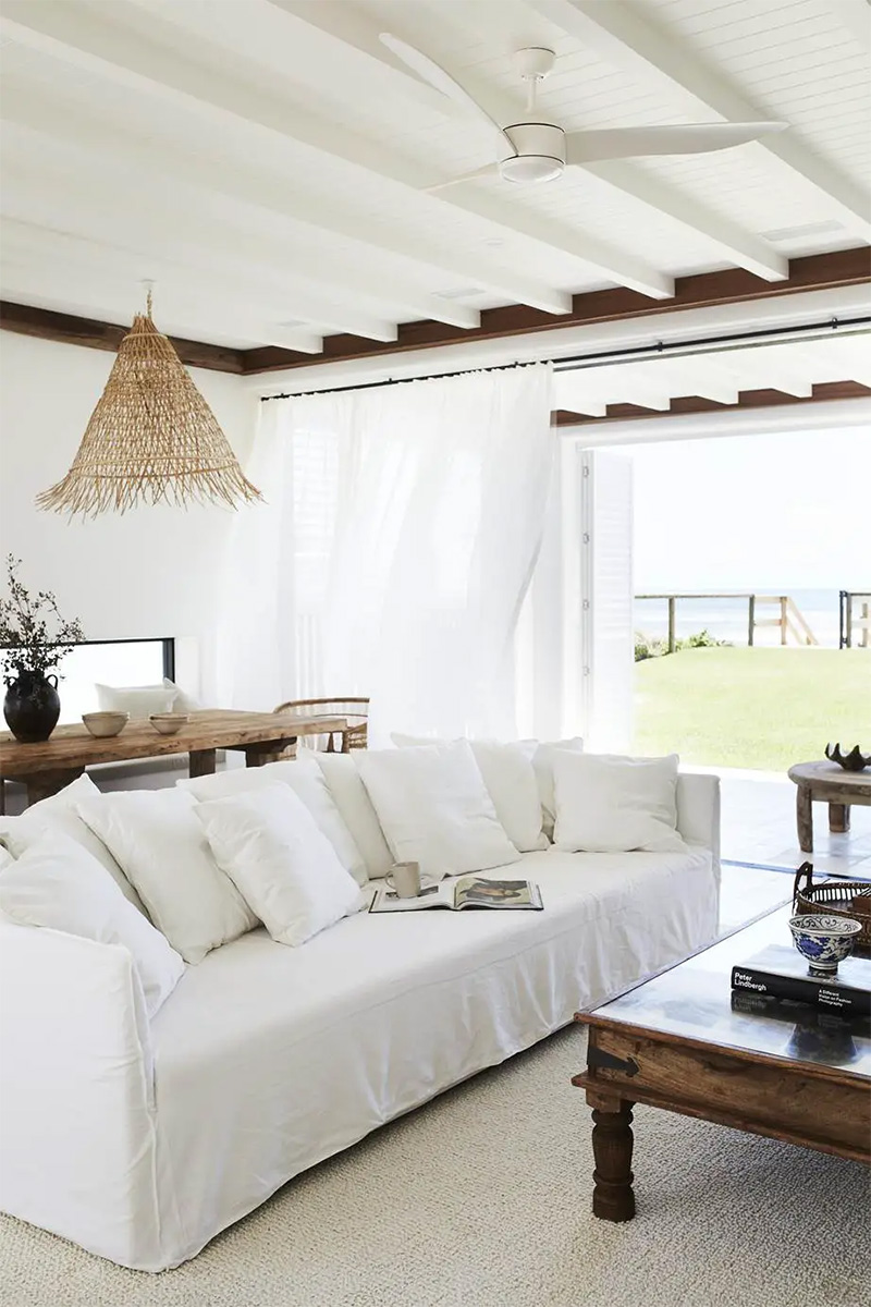 Un canapé blanc en lin dans une maison de plage en Australie pour une ambiance inspirée du Maroc