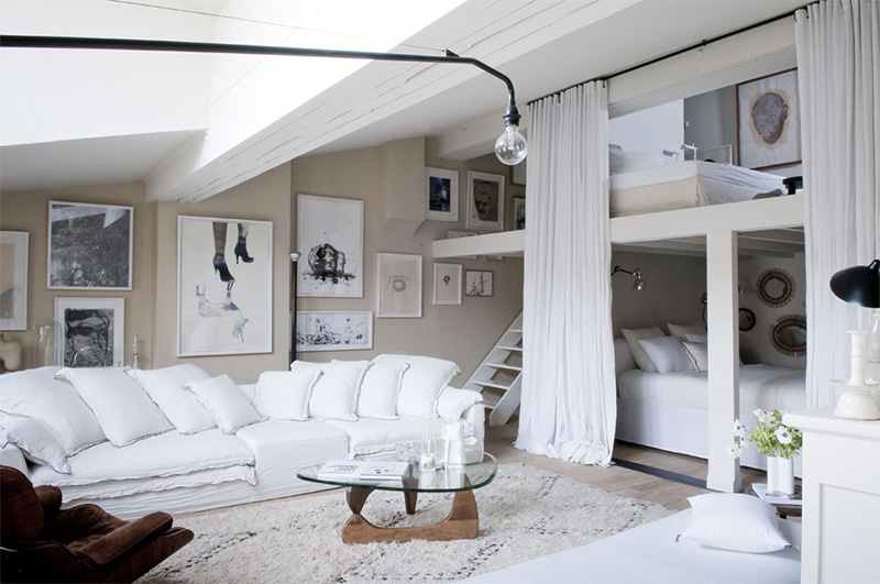 Appartement duplex et son grand canapé blanc en lin pour une ambiance ethnique chic en noir et blanc