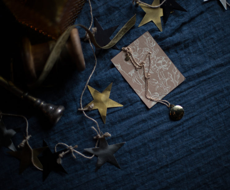 Une table de fête wabi sabi, entre ombre et lumière