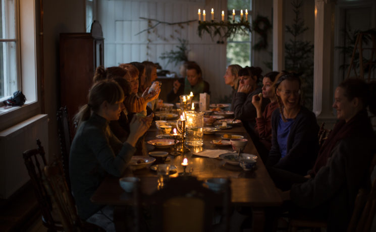 Une table de fête wabi sabi, entre ombre et lumière