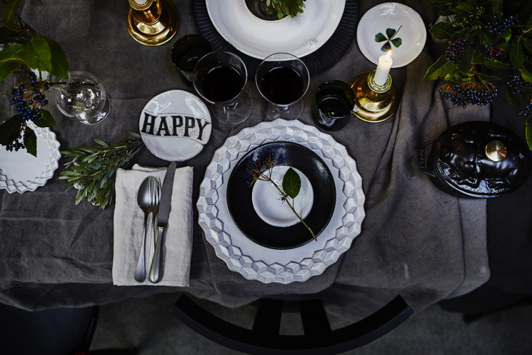 Une table de fête wabi sabi, entre ombre et lumière