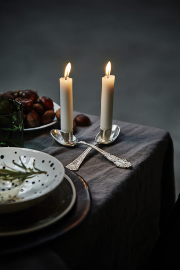 Une table de fête wabi sabi, entre ombre et lumière