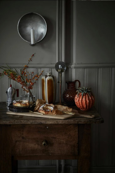 Une table de fête wabi sabi, entre ombre et lumière