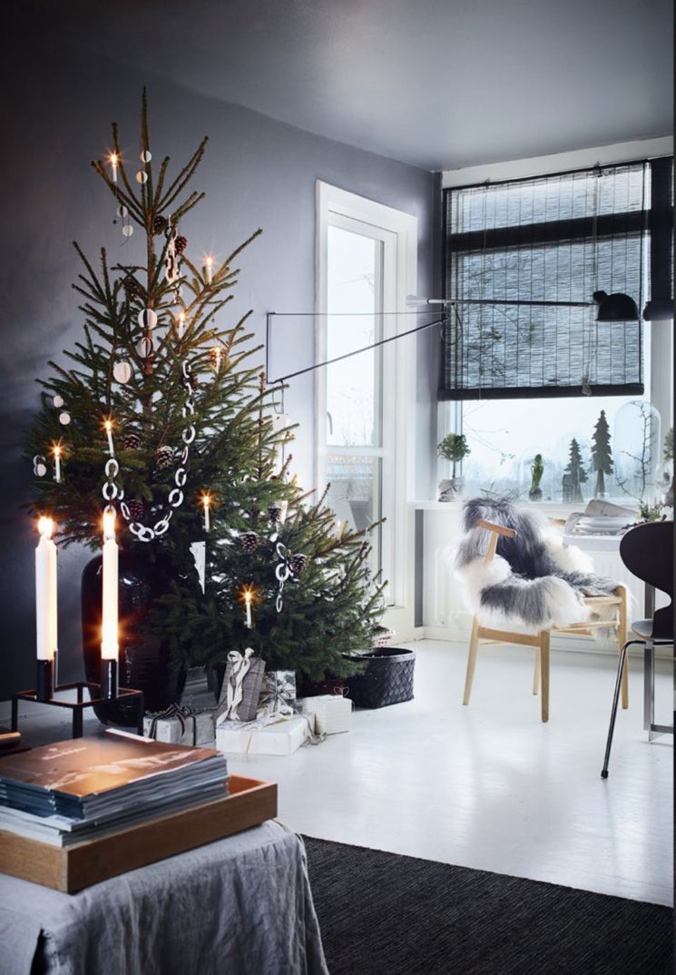 Un décor de noël en noir et blanc de style scandinave nordique