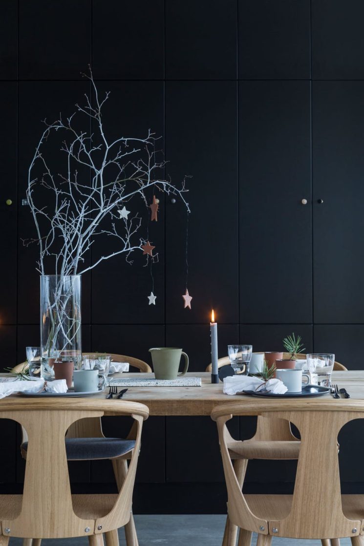 Un décor de noël en noir et blanc de style scandinave nordique