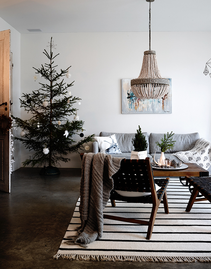 Un décor de noël en noir et blanc de style scandinave nordique