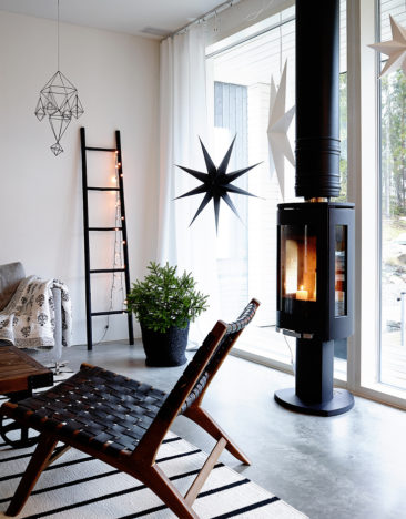 Un décor de noël en noir et blanc de style scandinave nordique