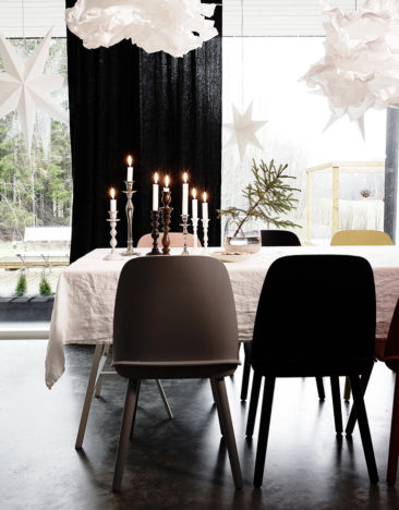 Un décor de noël en noir et blanc de style scandinave nordique