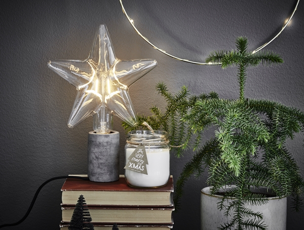 Un décor de noël en noir et blanc de style scandinave nordique