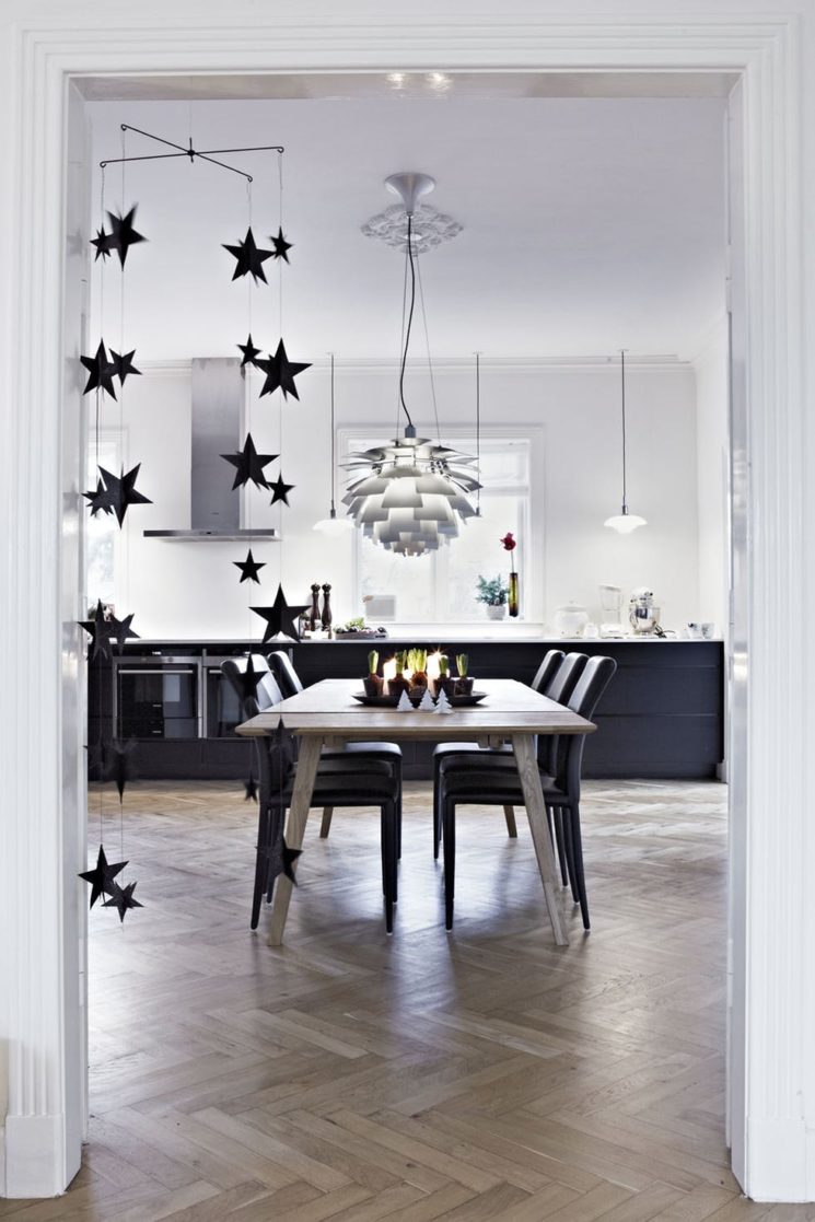 Un décor de noël en noir et blanc de style scandinave nordique