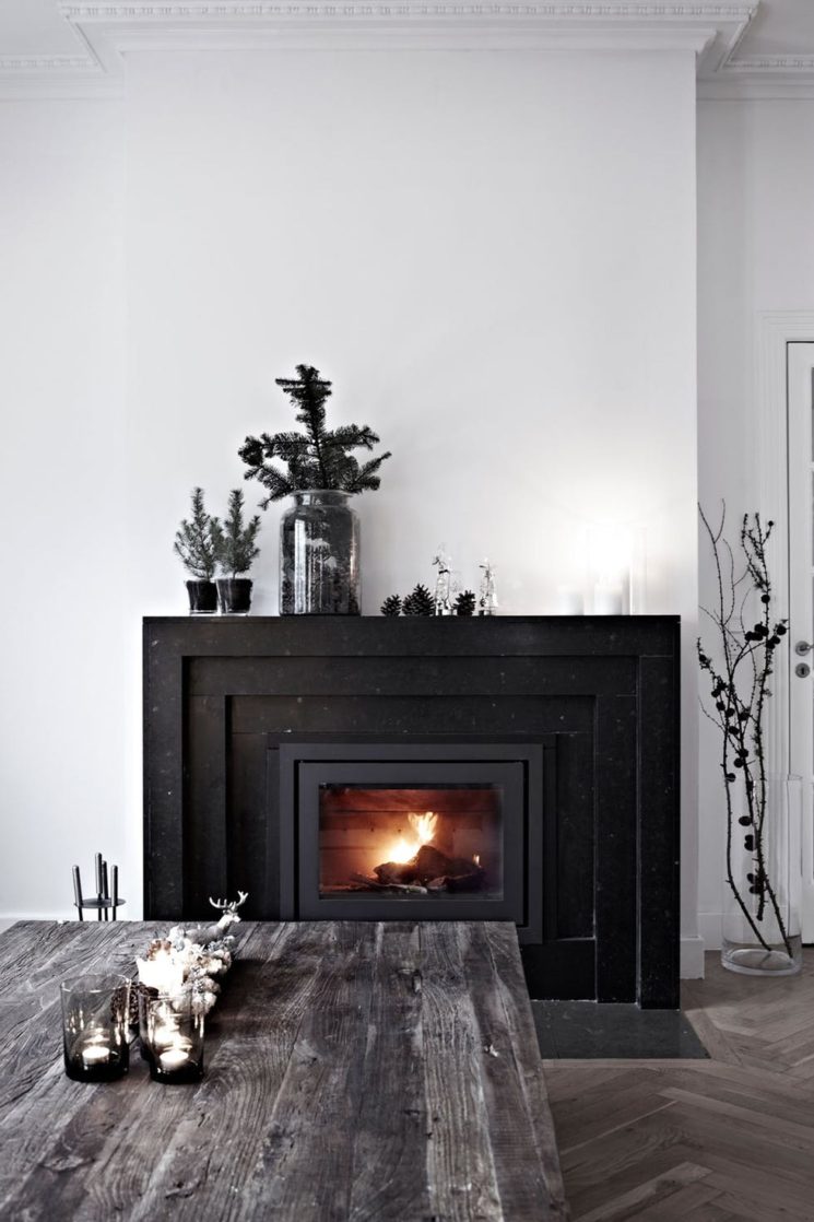 Un décor de noël en noir et blanc de style scandinave nordique