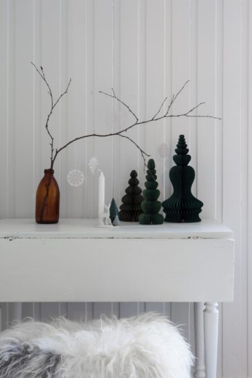 Un décor de noël en noir et blanc de style scandinave nordique