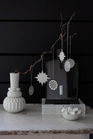 Un décor de noël en noir et blanc de style scandinave nordique