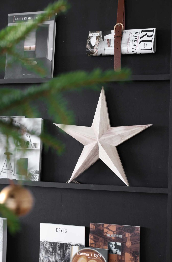 Un décor de noël en noir et blanc de style scandinave nordique