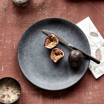 Assiette plate en porcelaine gris ardoise House Doctor