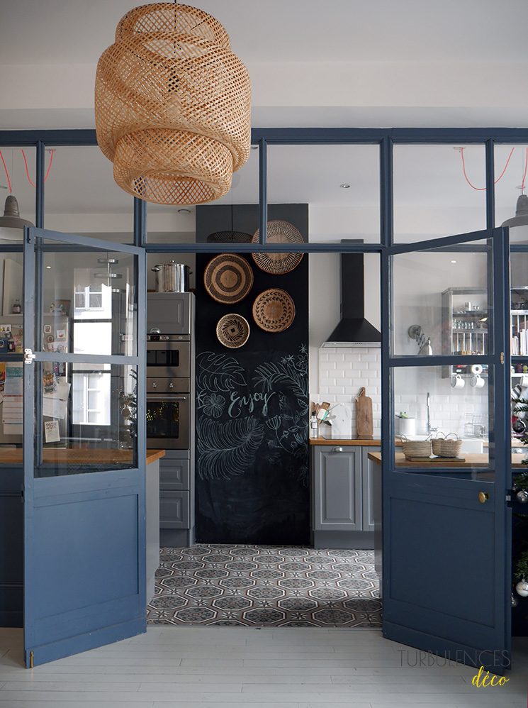 Chez Anne-Sophie, Freckles Design || La verrière atelier bleu acier qui délimite la cuisine