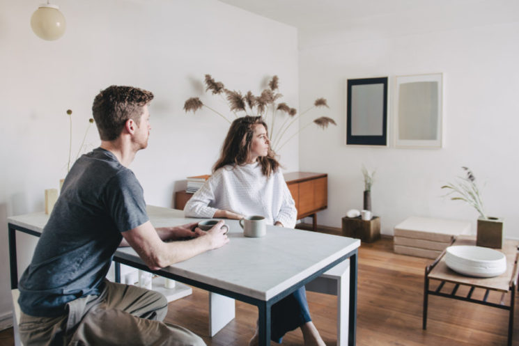 L'appartement minimaliste chaleureux de l'artiste Geneviève Lutkin et du designer Joel CulleyK