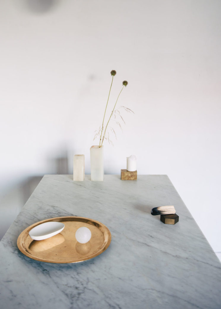 L'appartement minimaliste chaleureux de l'artiste Geneviève Lutkin et du designer Joel CulleyK