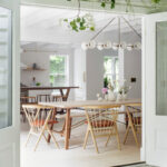 La maison blanche au fond du jardin