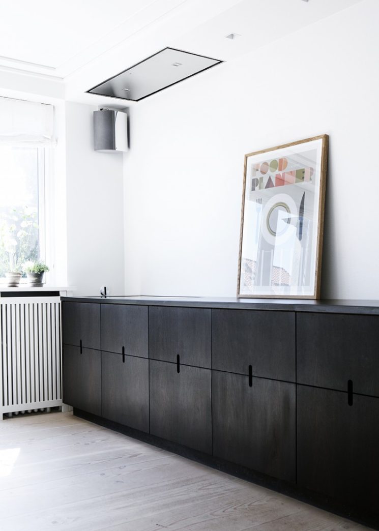 Cuisine en bois noire minimaliste par le fabricant danois KBH Københavns Møbelsnedkeri
