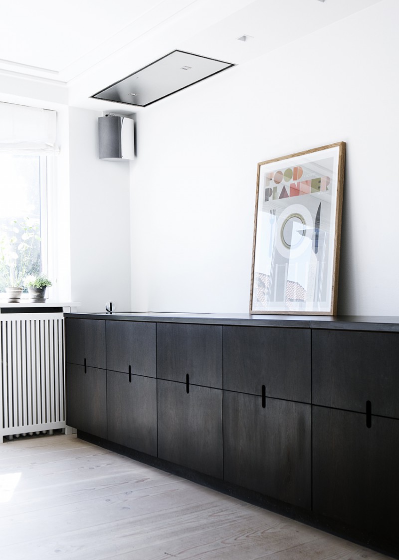 Cuisine en bois noire minimaliste par le fabricant danois KBH Københavns Møbelsnedkeri