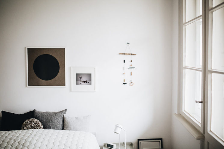 Intérieur minimaliste + blanc et noir + design || L'appartement de Christophe Kümmecke à Berlin par herzundblut.com