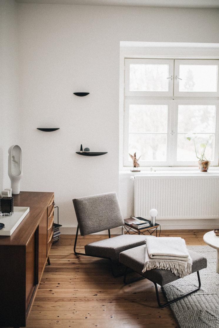 Intérieur minimaliste + blanc et noir + design || L'appartement de Christophe Kümmecke à Berlin par herzundblut.com