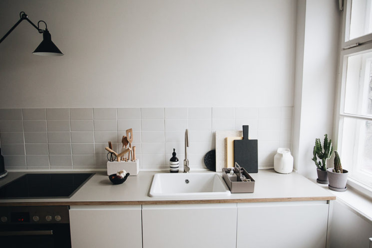 Intérieur minimaliste + blanc et noir + design || L'appartement de Christophe Kümmecke à Berlin par herzundblut.com