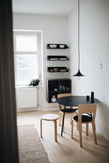 Intérieur minimaliste + blanc et noir + design || L'appartement de Christophe Kümmecke à Berlin par herzundblut.com