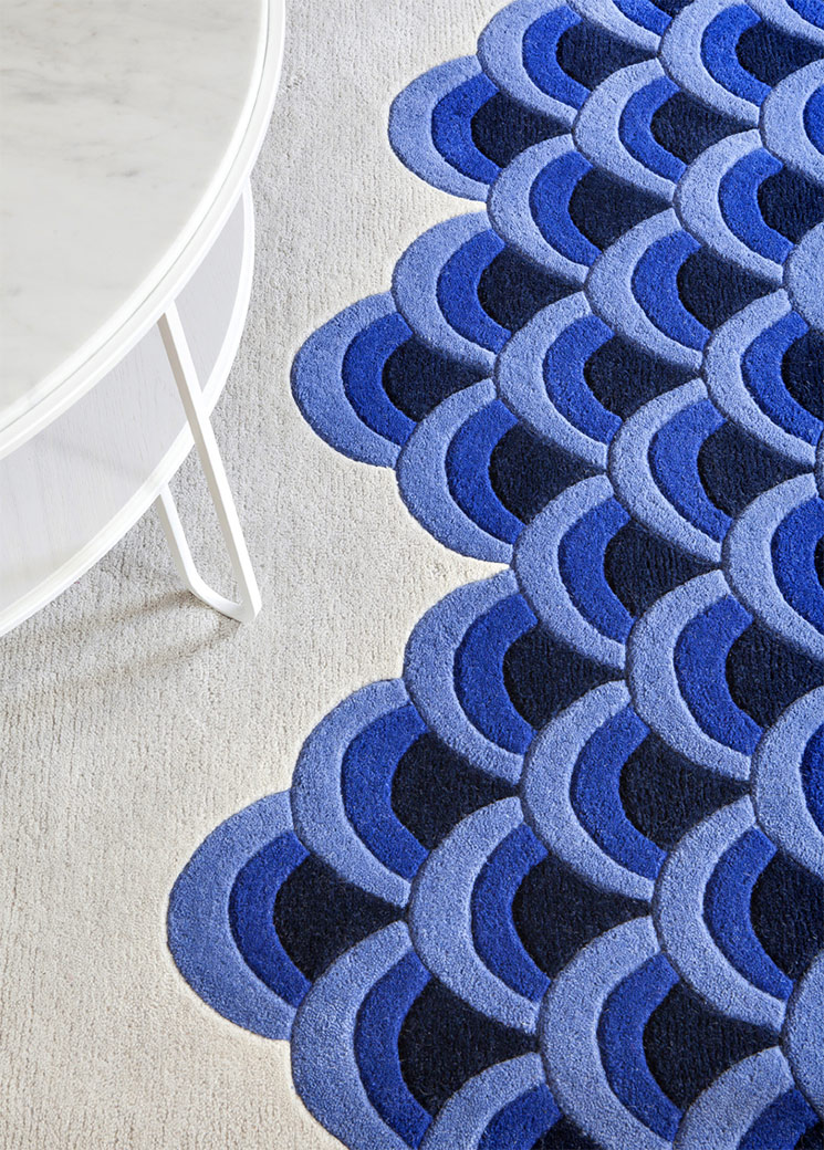 Tapis MARIN aux vagues bleues stylisées, signé Piergil fourqui - Edition Hartô Tapis MARIN aux vagues bleues stylisées, signé Piergil fourqui - Edition Hartô