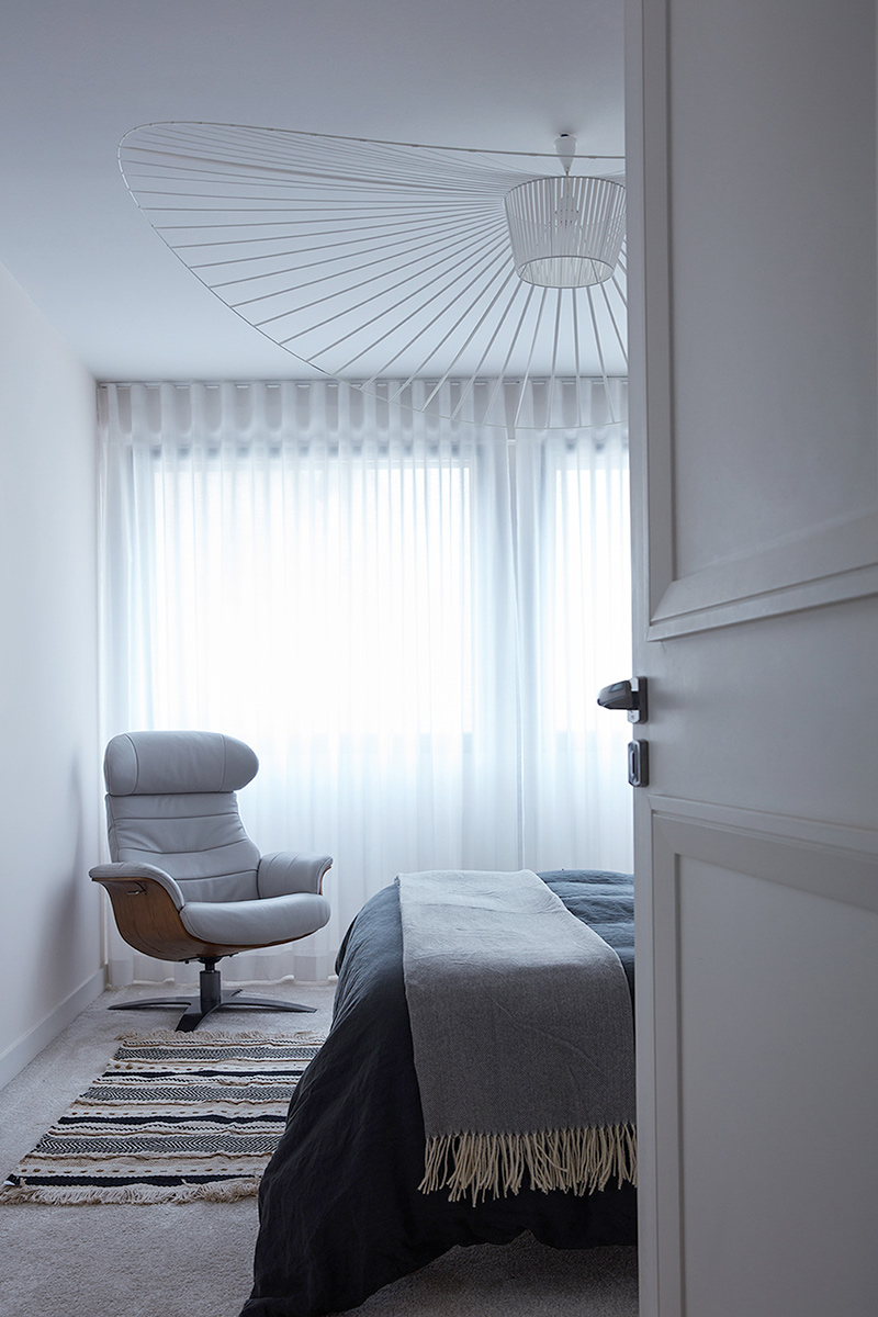 My New Design - Fauteuil relax en cuir blanc et chêne ANTARES My New Design - Fauteuil relax en cuir blanc et chêne ANTARES