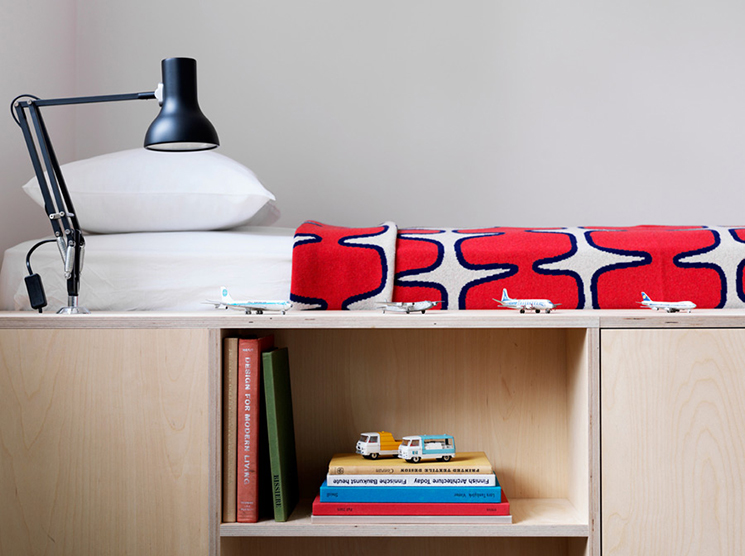 Chambre d'adolescent minimaliste avec lit sur meuble plateforme