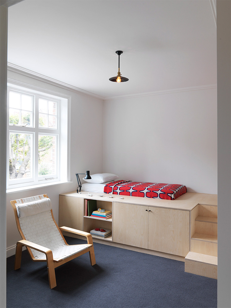 Chambre d'adolescent minimaliste avec lit sur meuble plateforme