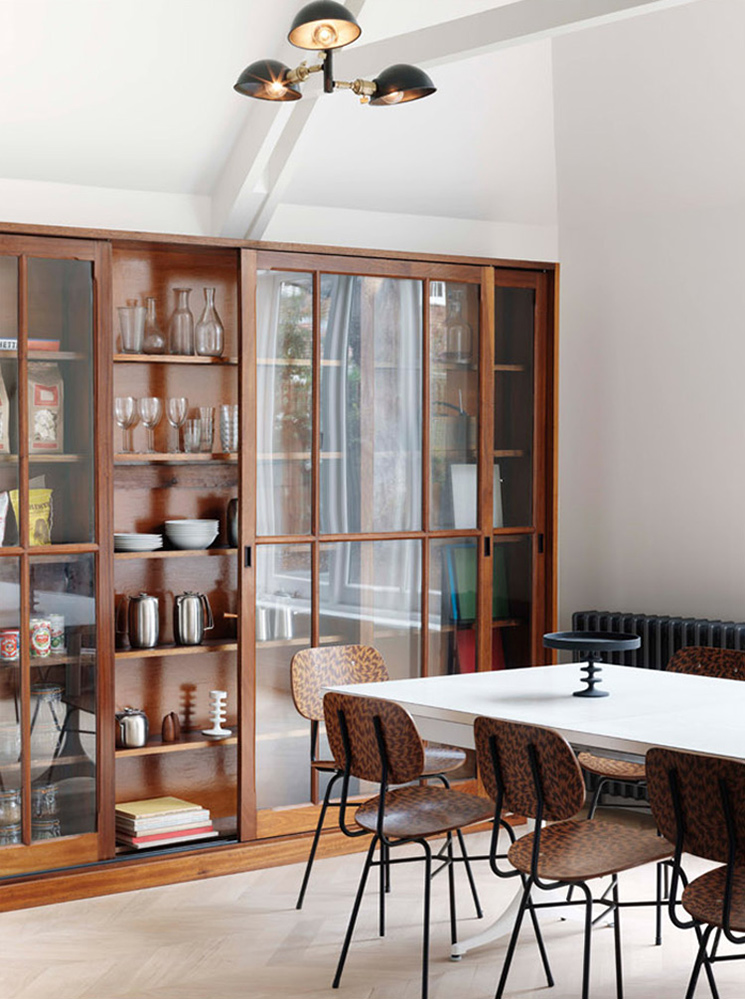 Buffet vitrine occupant tout un pan de mur pour ranger la vaisselle